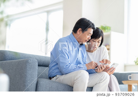 ミドル夫婦　団欒　ミドル男性　ミドル女性 93709026