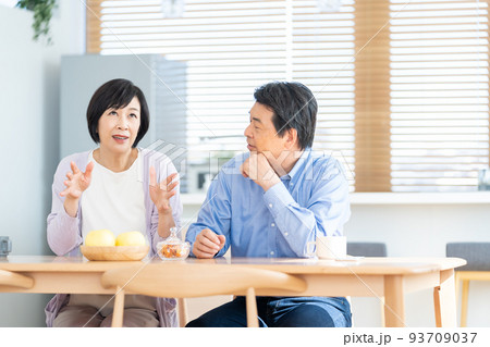 ミドル夫婦　団欒　ミドル男性　ミドル女性 93709037
