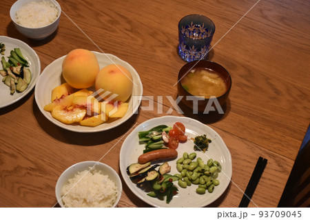 ログハウスの夕食で一汁三菜 ログハウスの夕食で一汁三菜 93709045