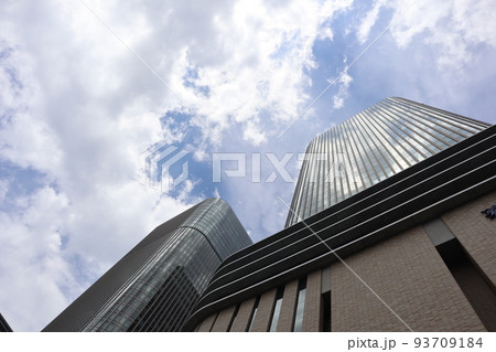 雲と青空と高層ビルを見上げた都会の街並みの風景 雲と青空と高層ビルを見上げた都会の街並みの風景 93709184