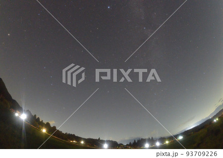北杜市白州町、夏、北の星空、北極星を中心に多くの星が巡る 93709226