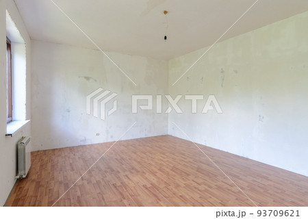 A fragment of the interior of a spacious empty room with a fine finish of the walls 93709621