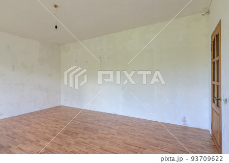 A fragment of the interior of a spacious room with a fine finish of the walls 93709622