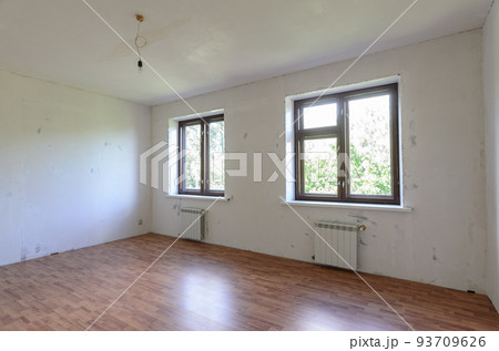 A fragment of a room with a fine finish, a view of two windows A fragment of a room with a fine finish, a view of two windows 93709626
