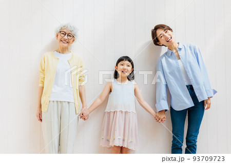 三世代の仲良し家族 93709723