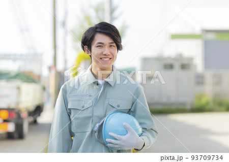作業着の若い男性 作業着の若い男性 93709734