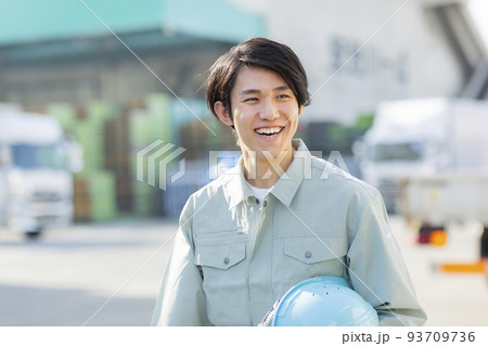 作業着の若い男性 93709736