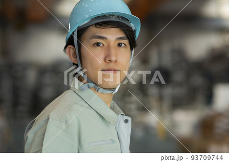 作業着の若い男性 93709744