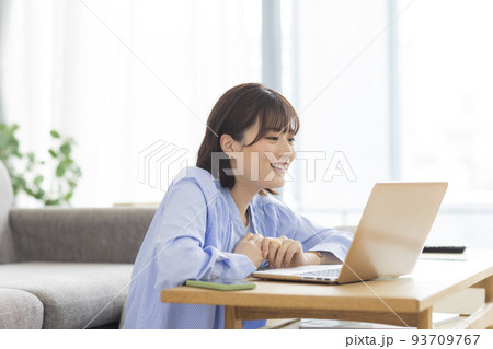 パソコンを見る若い女性 93709767