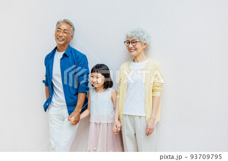 祖父母と可愛い孫のポートレート 93709795