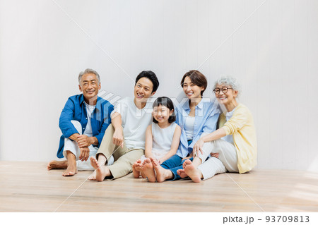 三世代の仲良し家族 三世代の仲良し家族 93709813