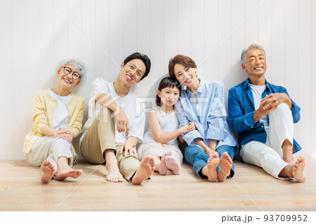 三世代の仲良し家族 三世代の仲良し家族 93709952