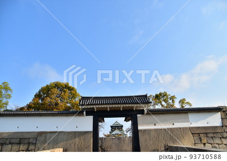 日本の大阪府 春の大阪城 入城門から見る美しい天守閣 立派な城壁と綺麗な青空 日本の大阪府 春の大阪城 入城門から見る美しい天守閣 立派な城壁と綺麗な青空 93710588