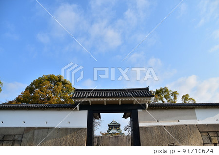 日本の大阪府　春の大阪城　入城門から見る美しい天守閣　立派な城壁と綺麗な青空 93710624