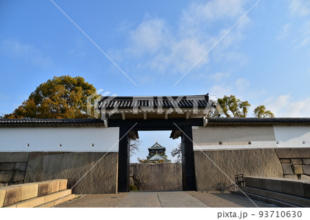 日本の大阪府　春の大阪城　入城門から見る美しい天守閣　立派な城壁と綺麗な青空 93710630