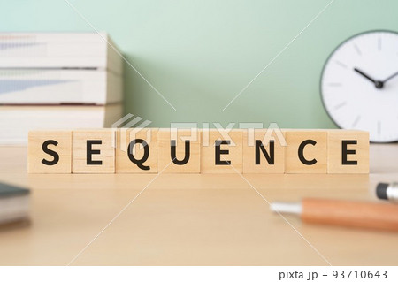連続のイメージ|SEQUENCEと書かれたブロックが置かれたデスク 連続のイメージ|SEQUENCEと書かれたブロックが置かれたデスク 93710643