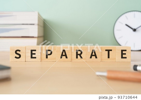 分ける・切り離すイメージ｜SEPARATEと書かれたブロックが置かれたデスク 93710644