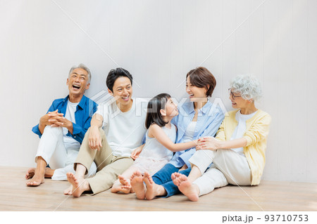 三世代の仲良し家族 93710753