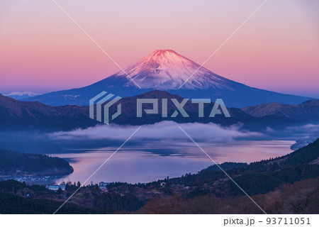 （神奈川県）箱根大観山から望む、富士山の夜明け 93711051