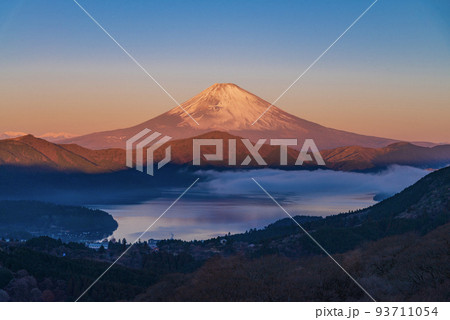(神奈川県)箱根大観山から望む、富士山の夜明け (神奈川県)箱根大観山から望む、富士山の夜明け 93711054