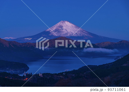 （神奈川県）箱根大観山から望む、富士山　夜明け前 93711061
