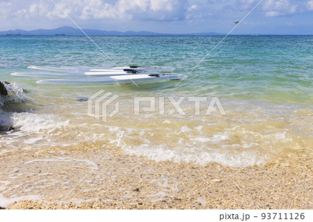沖縄の海と透明サップとパラセーリング 93711126