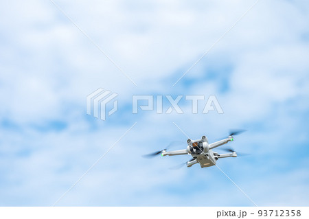 飛行中のドローン 飛行中のドローン 93712358