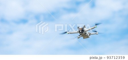 飛行中のドローン 93712359