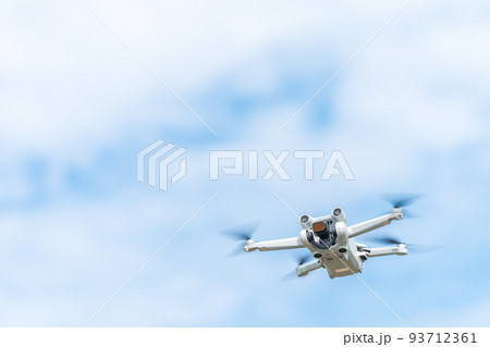 飛行中のドローン 飛行中のドローン 93712361
