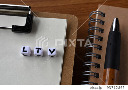 LTVの文字に並べられたワードビーズ 93712865