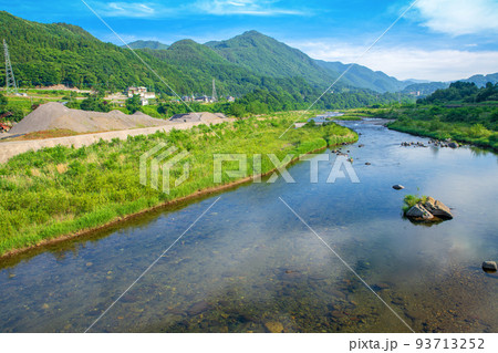 片品川　牧水橋から上流方面の眺め　初夏の風景 93713252