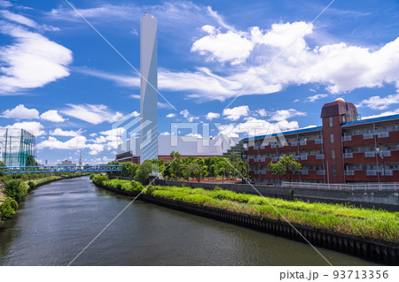 《東京都》新河岸川と住宅街の街並み 93713356