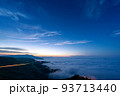 美幌峠から見た屈斜路湖　夜明けの雲海とブルーモーメント　車のライト光による光跡 93713440