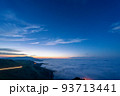 美幌峠から見た屈斜路湖　夜明けの雲海とブルーモーメント　車のライト光による光跡 93713441