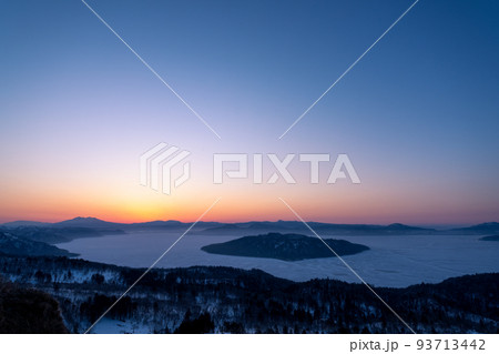 美幌峠から見た屈斜路湖　夜明けの雲海とブルーモーメント 93713442