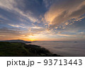 美幌峠から見た屈斜路湖に日が昇る　朝焼けに染まる雲 93713443