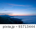 美幌峠から見た屈斜路湖の雲海とブルーモーメント 93713444