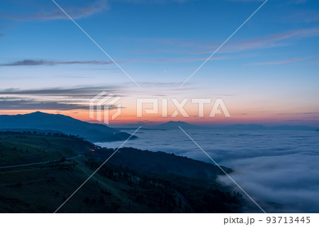 美幌峠から見た屈斜路湖の雲海とブルーモーメント 93713445
