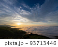 美幌峠から見た屈斜路湖に日が昇る　朝日の色に染まる雲海 93713446