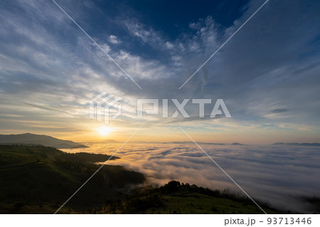 美幌峠から見た屈斜路湖に日が昇る　朝日の色に染まる雲海 93713446