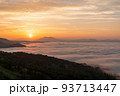 美幌峠から見た屈斜路湖に日が昇る　朝日の色に染まる雲と雲海 93713447