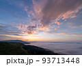 美幌峠から見た屈斜路湖のブルーモーメントと朝焼け　赤く染まる雲 93713448