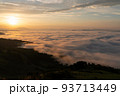美幌峠から見た屈斜路湖に日が昇る　朝日の色に染まる雲と雲海 93713449