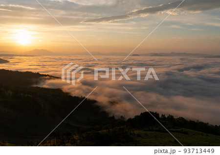 美幌峠から見た屈斜路湖に日が昇る　朝日の色に染まる雲と雲海 93713449