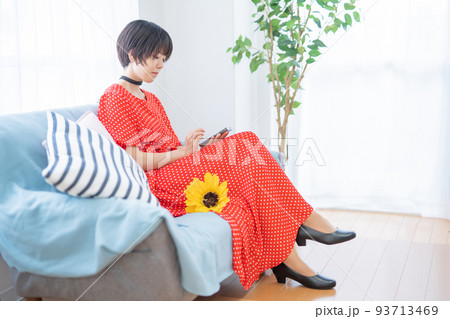 スマートフォン 女性 93713469