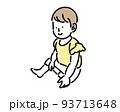 座ってニコニコしている幼い女の子 93713648