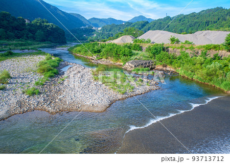 片品川　牧水橋から下流方面の眺め　初夏の風景 93713712
