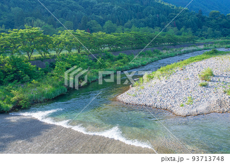 片品川　牧水橋から下流の眺め　初夏の風景 93713748