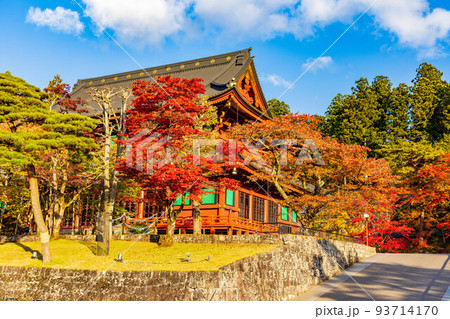 世界遺産「日光の社寺」構成資産　紅葉の日光山輪王寺　三仏堂 93714170