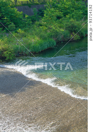 片品川　牧水橋から下流の眺め　初夏の風景 93714192